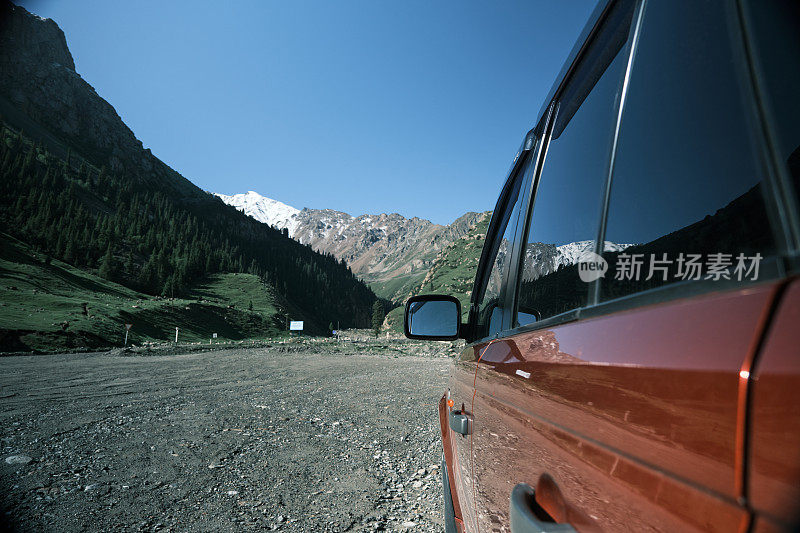 汽车在通往山区的路上行驶