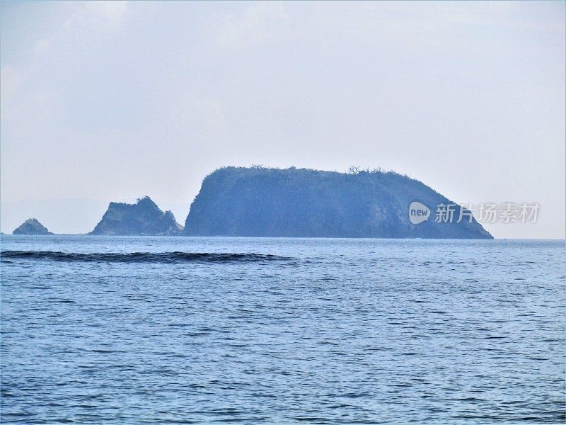 日本。海景和小岩石岛屿。