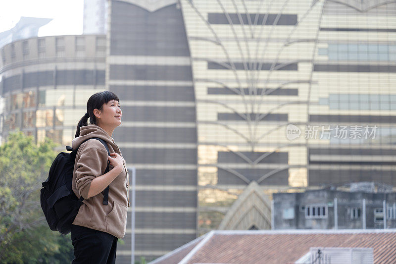 一位女游客在澳门街头观光