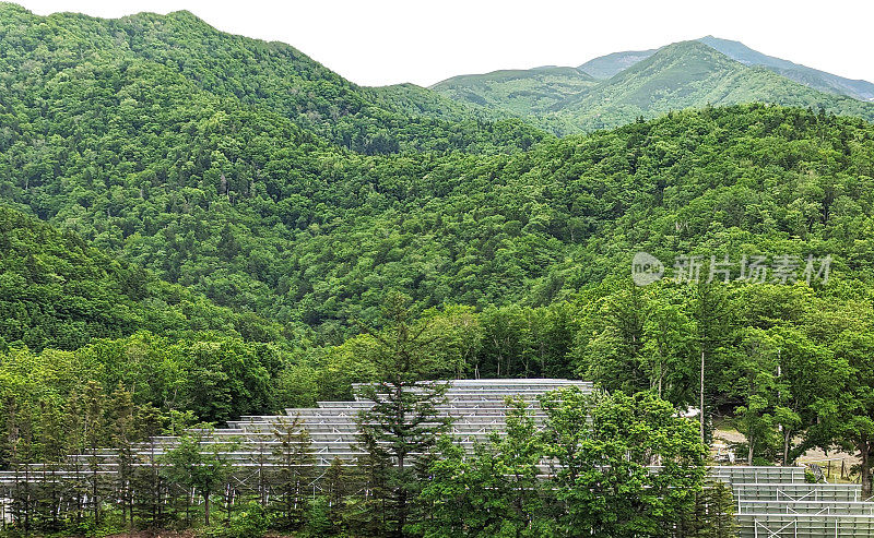 日本沙里地区山坡上的太阳能电池板