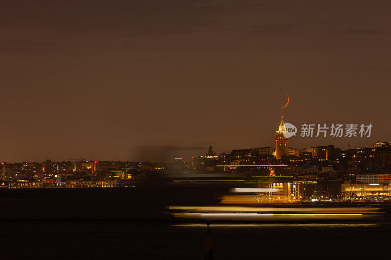 日落后的伊斯坦布尔城市景观和新月。