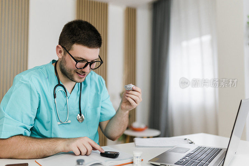 医生在他的手指上使用柳叶刀