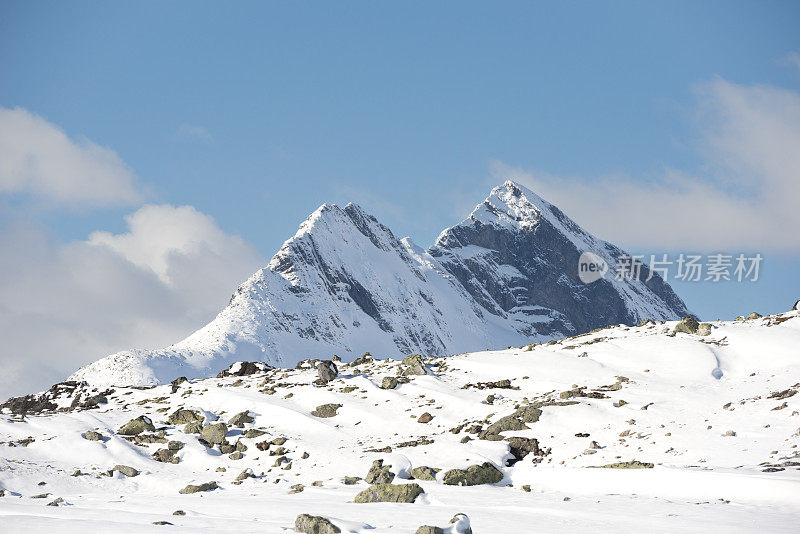 秋天的第一场雪给高山染上了色彩