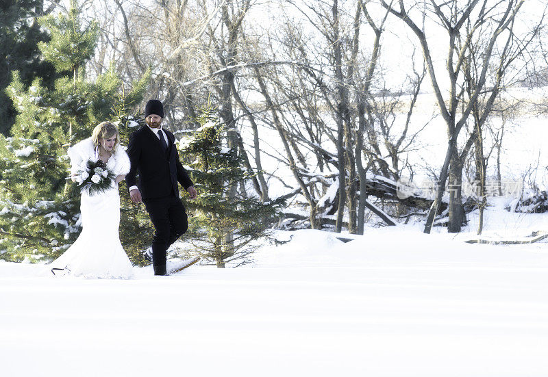 新婚夫妇走过雪景