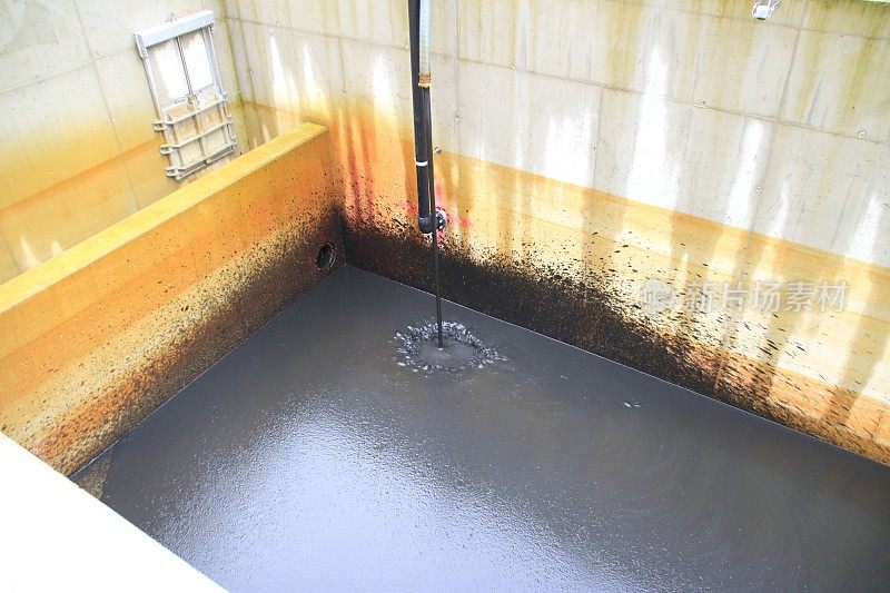 污水处理厂的污泥被泵入一个新的水池