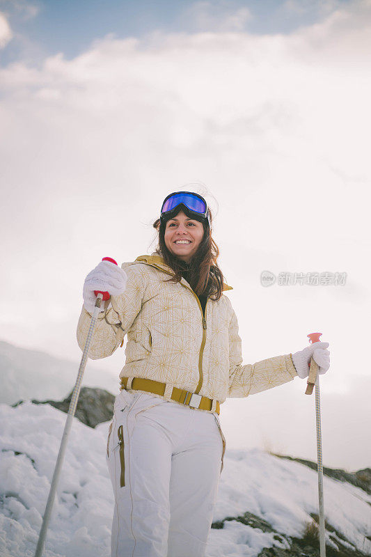 穿着雪鞋走在雪地里的女人