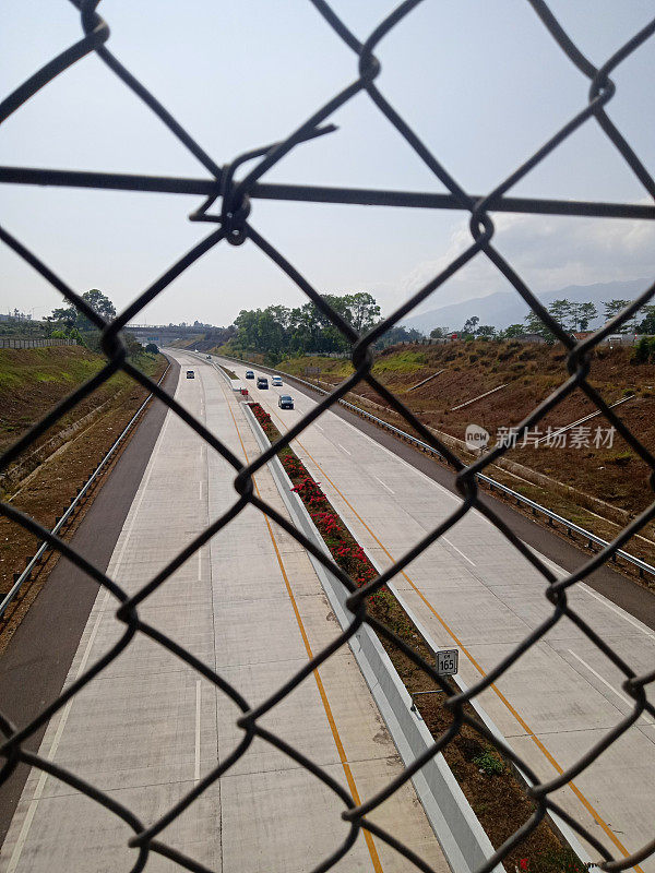 梯田式道路护栏