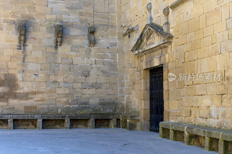 图为维多利亚拉瓜迪亚圣胡安包蒂斯塔教堂的正面。古代防御工事遗迹和石凳