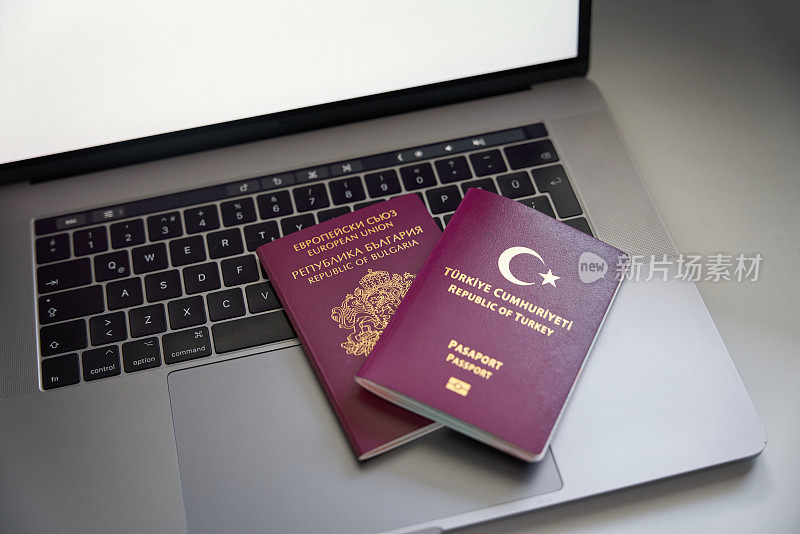 保加利亚和土耳其护照。