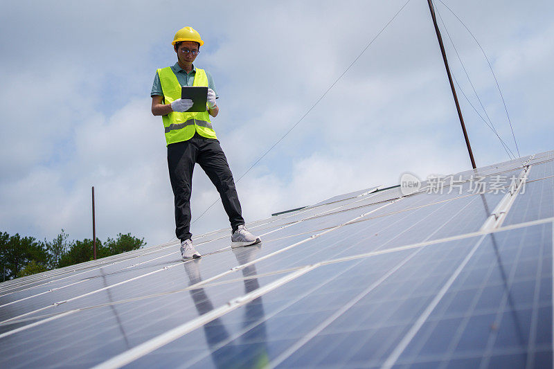 工人检查太阳能发电设施