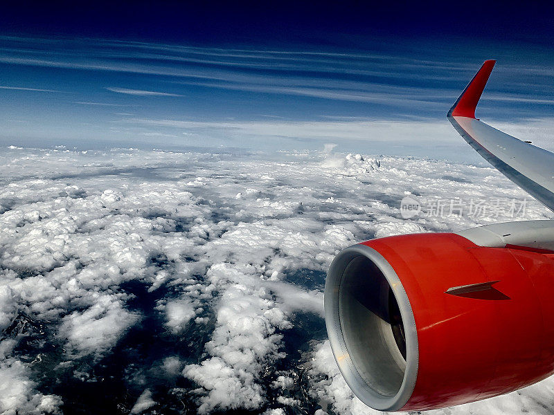 33,000英尺高空的客机引擎视图