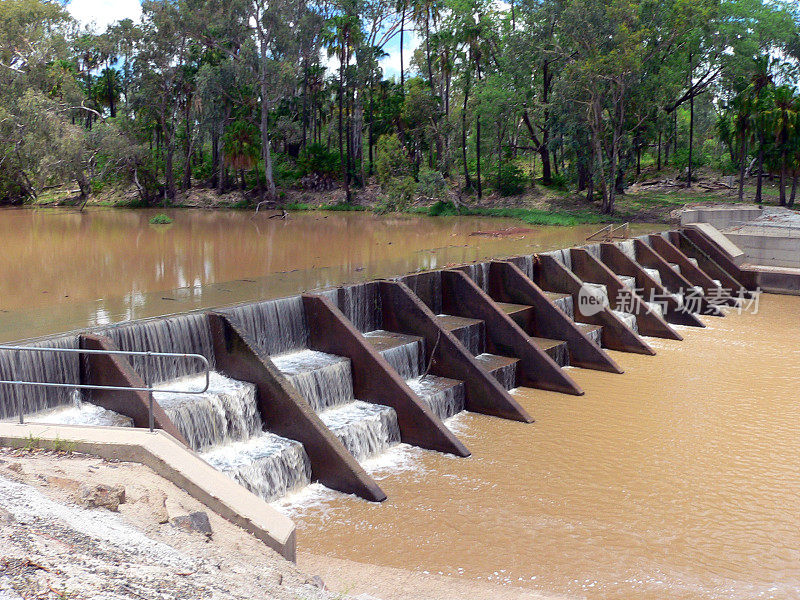 澳大利亚昆士兰州西奥多附近，道森河堰横跨被树木环绕的河水