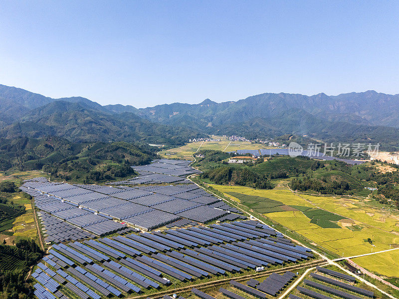 农村农场和太阳能农场鸟瞰图