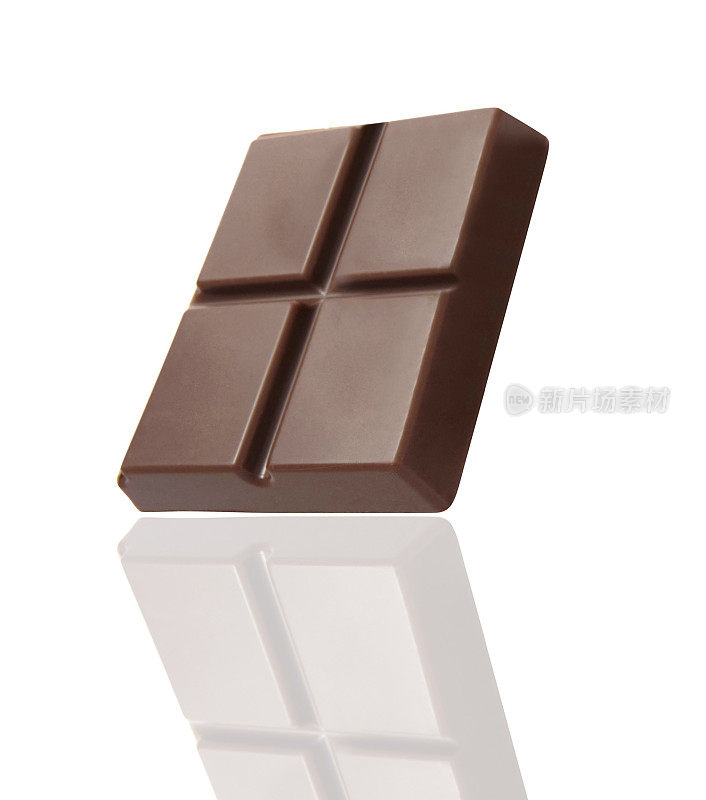 一块块巧克力被隔离在白色背景上