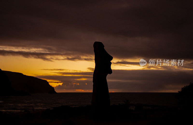 在一个阳光明媚的夏夜，海边神秘的摩埃斯风景秀丽。