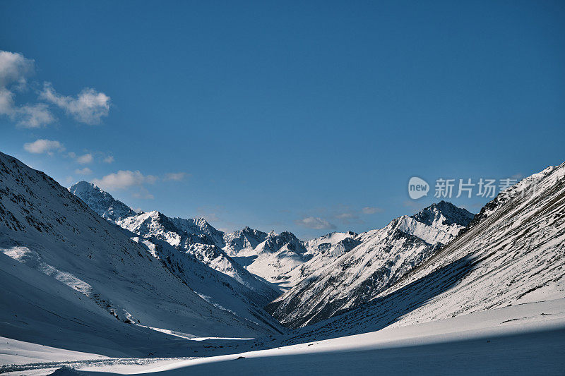 图尔根-阿克苏山谷(南天山)冬季景观