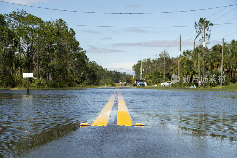 飓风降雨淹没了佛罗里达郊区居民区的道路。危险驾驶条件