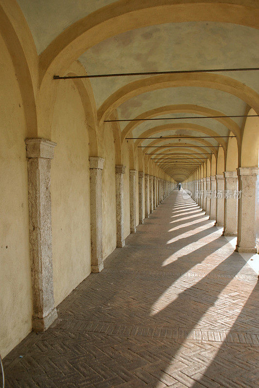 科马乔的长柱廊