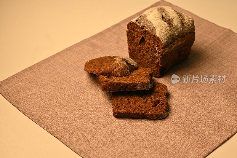 桌上有黑麦自制面包