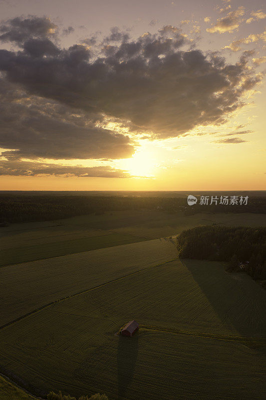 乡村夏日的夕阳和谷仓