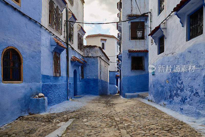 摩洛哥舍夫沙万空旷的蓝色城市街道