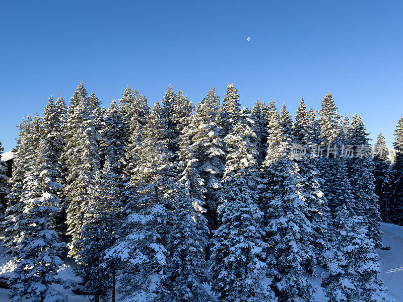 无人机拍摄的雪山鸟瞰图