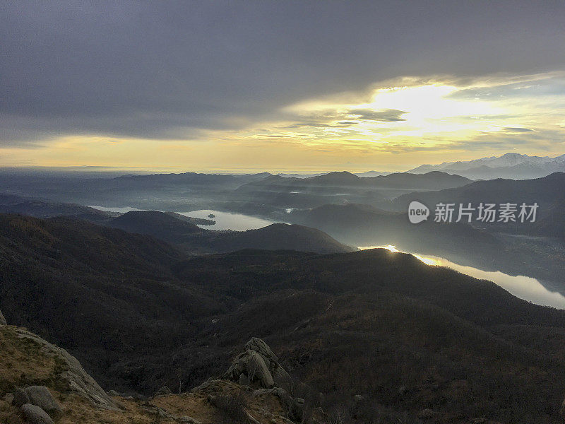 日出时山脉和湖泊的鸟瞰图