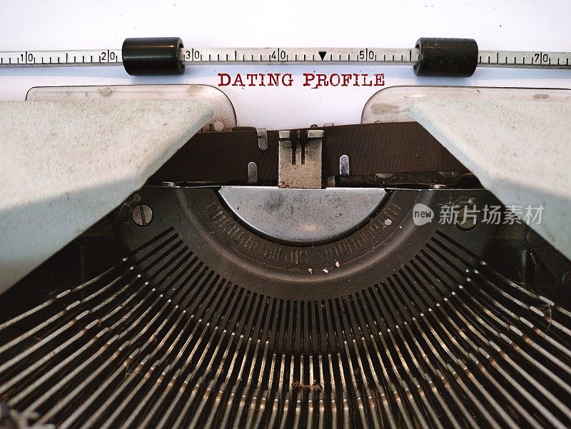 带有打字文本的老式打字机约会简介-在约会网站上描述，以吸引注意力并引发与潜在匹配的对话