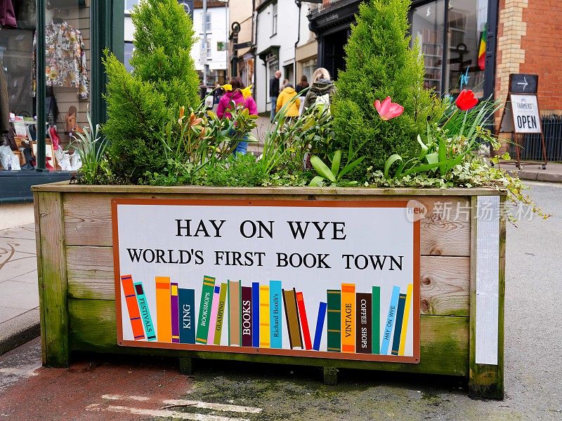 历史悠久的威尔士小镇Hay-on-Wye的欢迎标志