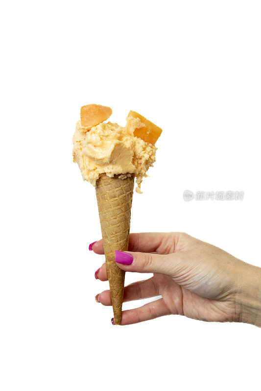 甜瓜冰淇淋甜筒与女性的手在白色的背景