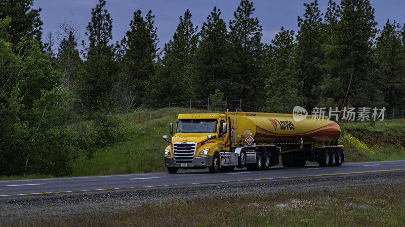 双子座汽车运输公司的油罐车半卡车在90号州际公路上向东行驶，前往美国华盛顿州斯波坎市。