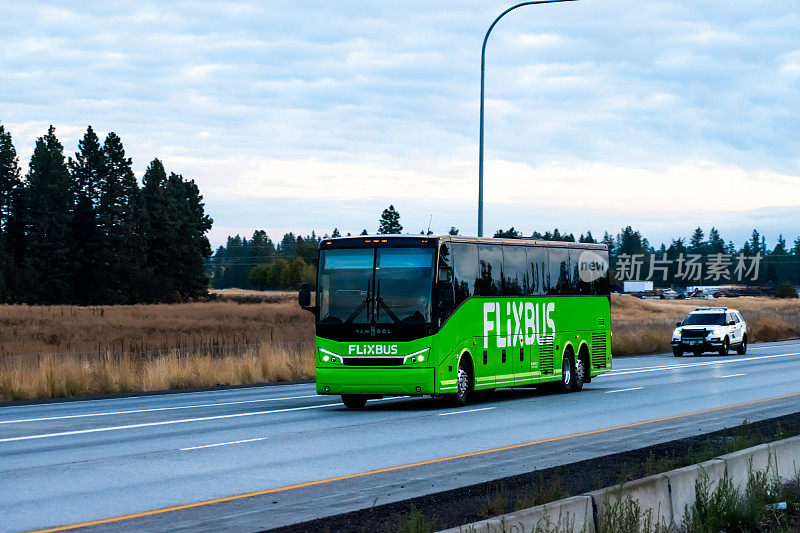 在州际高速公路上的flexbus汽车租赁巴士。