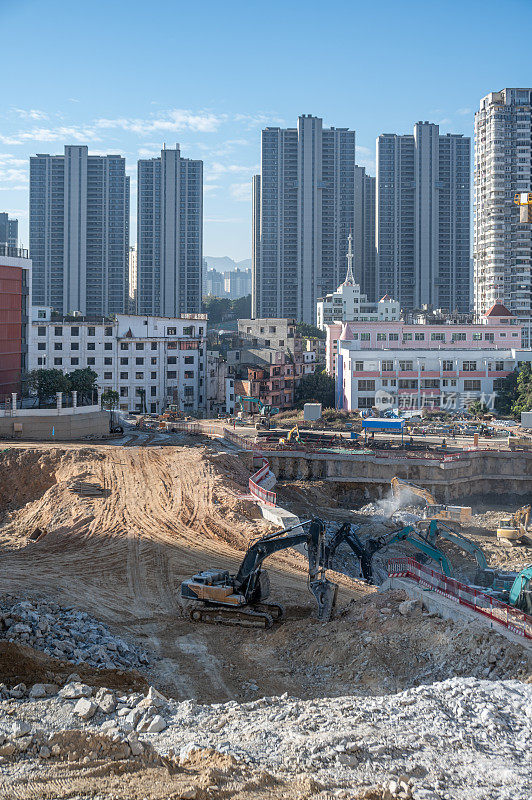 有垂直停车机器和远处城市建筑的建筑工地