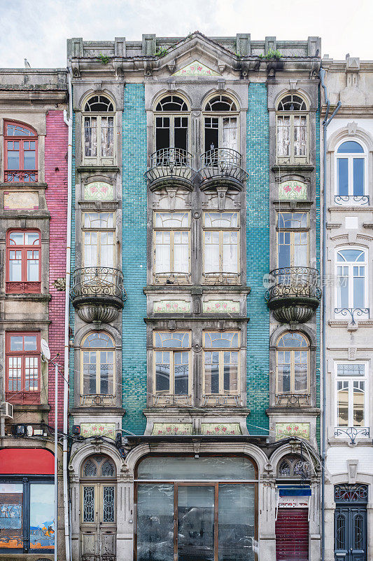 传统城市历史中心建筑。波尔图市中心典型的彩色建筑立面。旅游和葡萄牙古迹。