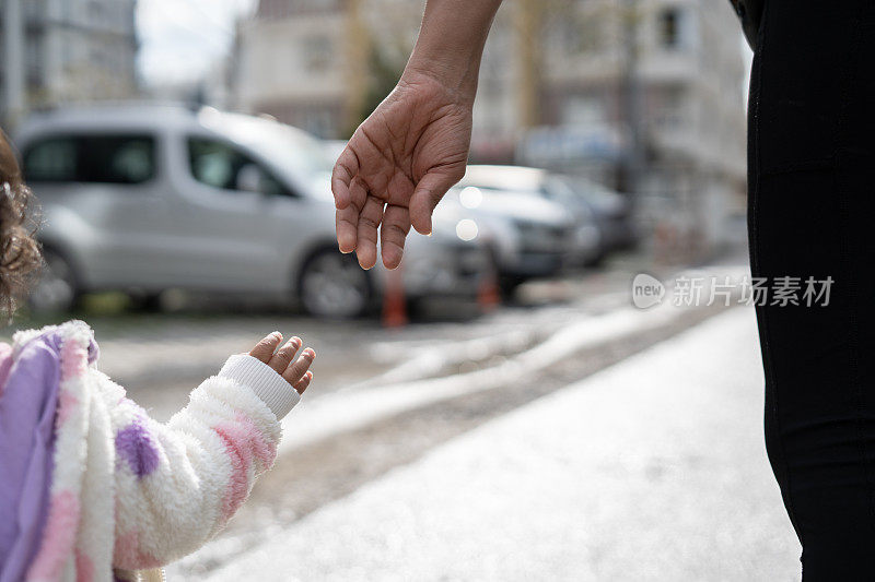 (特写)母亲向走在街上的婴儿伸出手