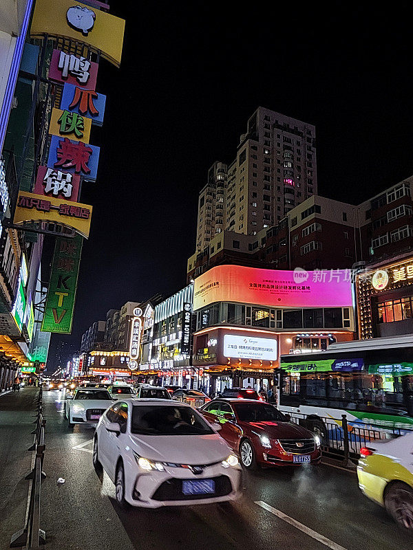 辽宁沈阳市西塔街夜间交通堵塞