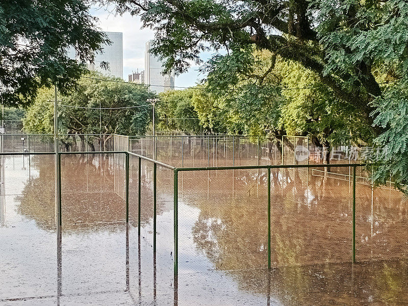 洪水过后，巴西南部阿雷格里港公园的运动场