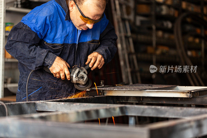 建筑业手工工人用圆锯切割铁器