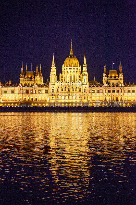 照亮了多瑙河堤岸上匈牙利议会的历史建筑