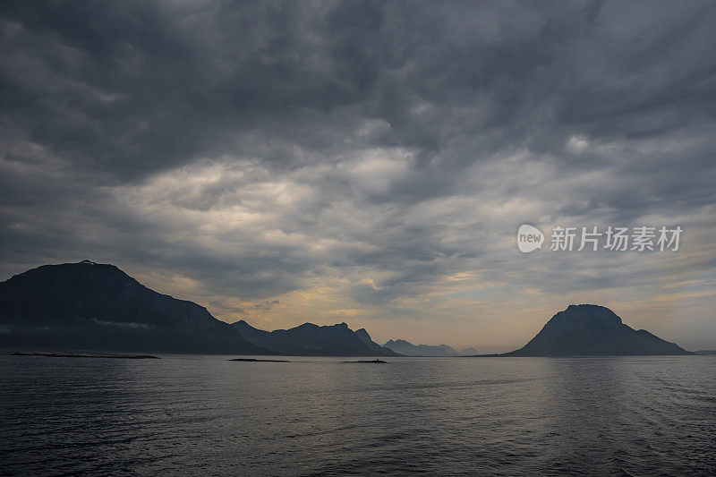 挪威罗浮敦群岛的午夜太阳