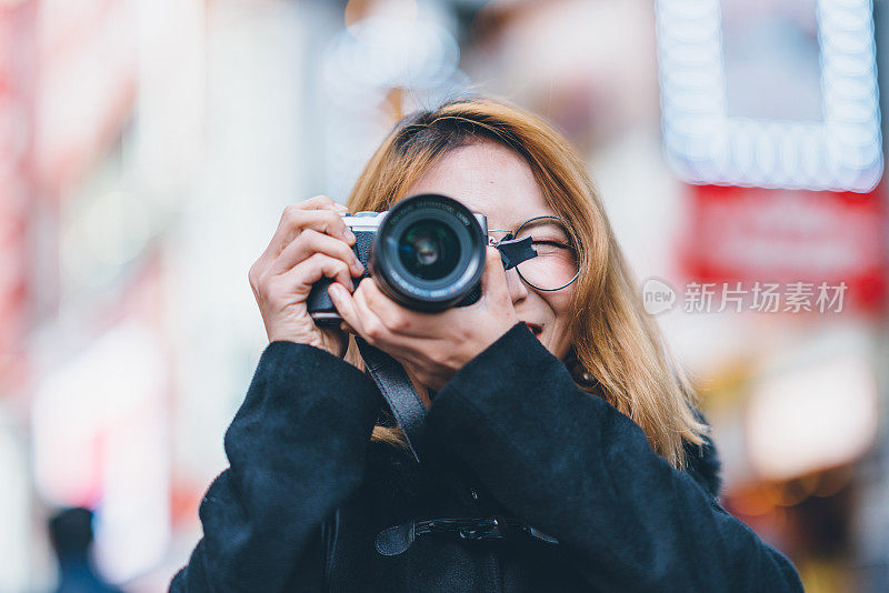 年轻的亚洲女游客在东京拍照