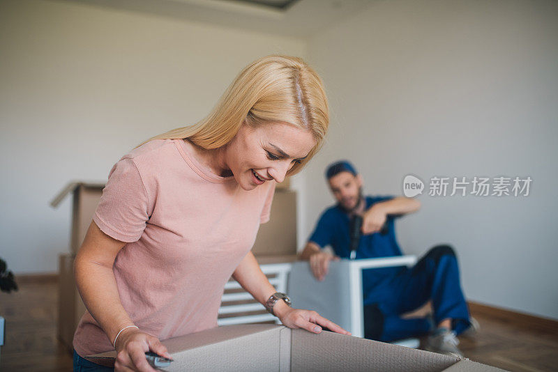 微笑的女人打开一个盒子