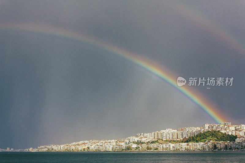 彩虹越过大海和城市，户外照片美丽的自然