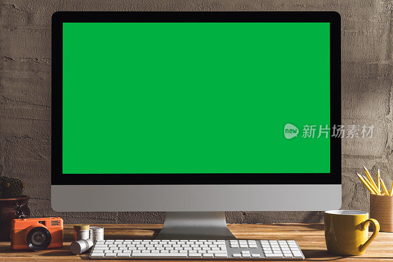 色度键绿屏电脑在桌面上。