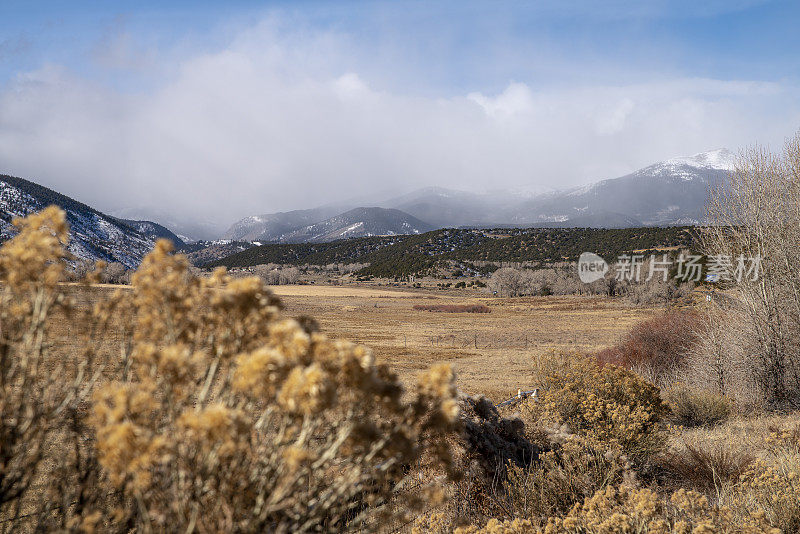 科罗拉多州山上暴风雪的远景