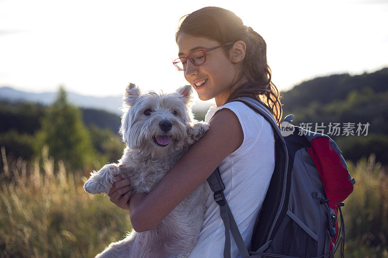 夏天带宠物徒步旅行