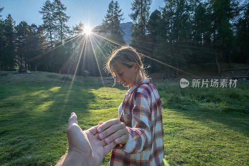 跟着我的概念-金发女友牵着男人的手到美丽的松树林