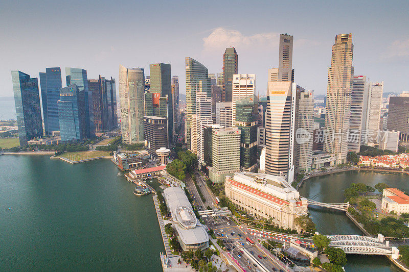 鸟瞰图新加坡天际线和滨海湾全景，码头是新加坡的经济中心，这里有所有主要的银行和保险建筑。