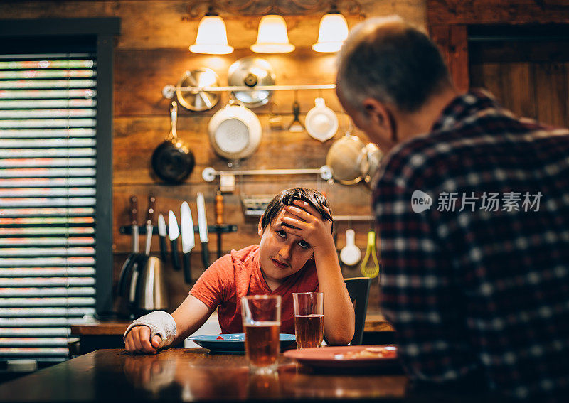 伤害少年和祖父