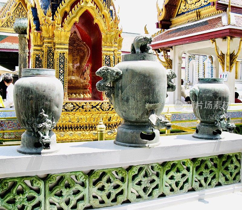 泰国玉寺的陶瓷饮水机